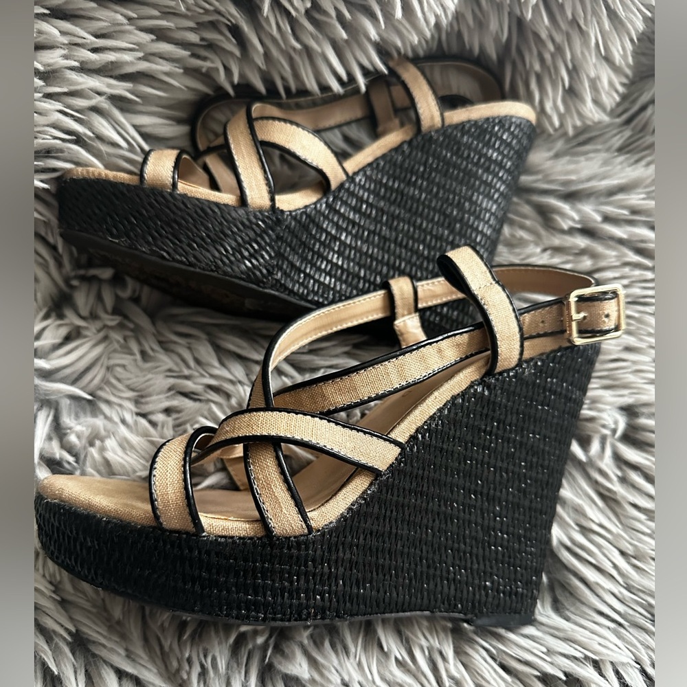 The Limited wedge sandal, size 8